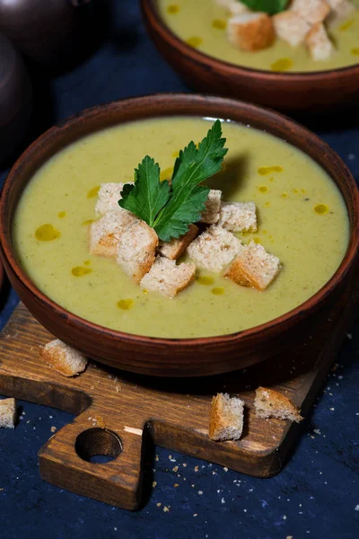 Broccoli cream soup with croutons, vertical top view — Stock Photo, Image