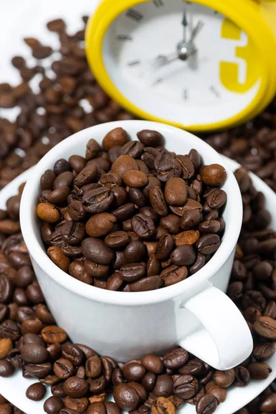 Taza de granos de café, fotografía conceptual, vista superior vertical — Foto de Stock