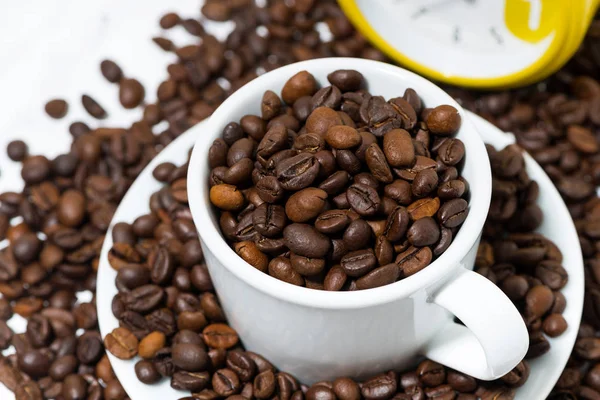 Taza de granos de café, fotografía conceptual, vista superior — Foto de Stock