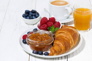 lezzetli kahvaltı kruvasan ve taze çilek ile