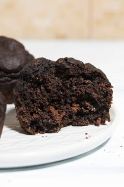 bir kesim, dikey bir tabak tabaktabak üzerinde lezzetli çikolatalı kekler