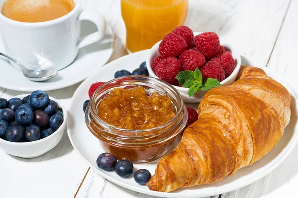 Finom reggeli croissant és friss gyümölcsök — Stock Fotó