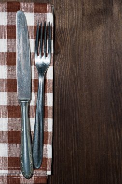 bir mutfak peçete, yemek tarifleri için ahşap arka plan üzerinde çatal