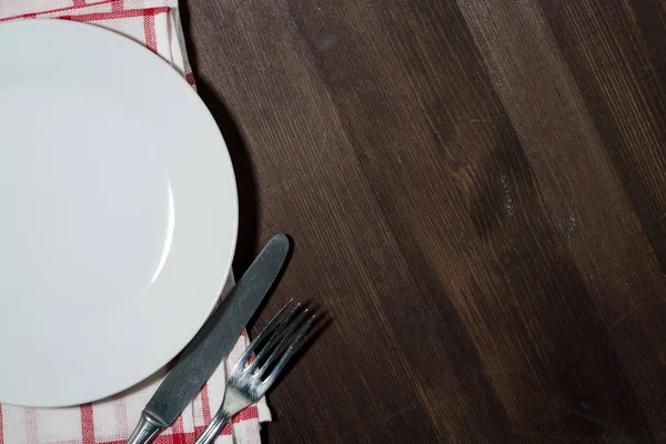 Plato vacío y cubiertos, fondo de madera oscura para recetas —  Fotos de Stock