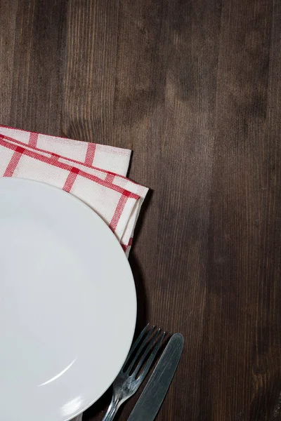 Prato vazio e talheres, fundo de madeira escura para receitas — Fotografia de Stock