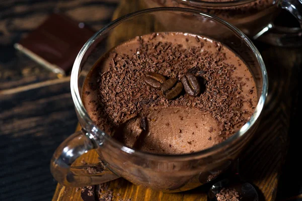 Zoete chocolade mousse in glazen beker, close-up — Stockfoto