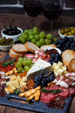 çeşitli peynirler, meyve ve etler şarap, dikey üst görünüm