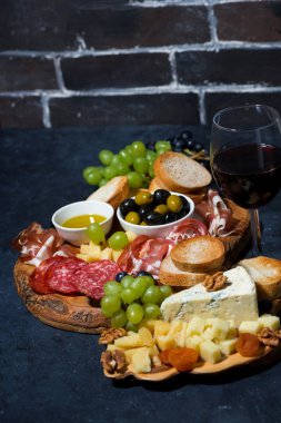 peynir tabağı, ekmek, meyve ve şarap için soğuk et 