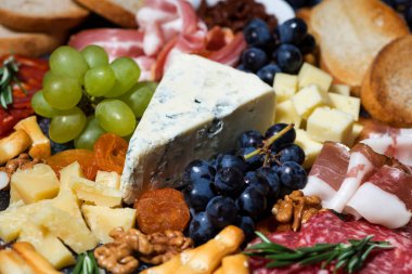 çeşitli gurme peynir ve etler, closeup