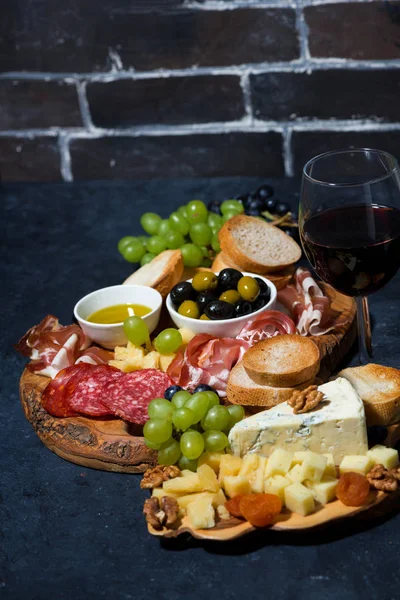 Piatto di formaggi, pane, frutta e salumi al vino — Foto Stock