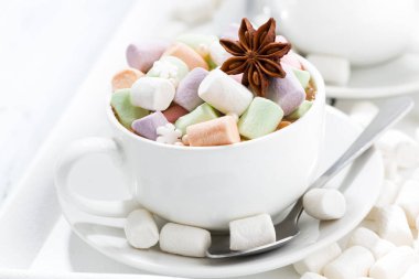 kakao renkli şekerleme ve bardak, tatlı baharatlar ile