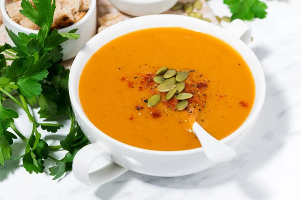 Beyaz arka planda kabak ve mercimek taze çorba, üst görünümü — Stok fotoğraf