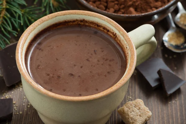 Chocolate caliente en una taza de cerámica, vista superior, primer plano — Foto de Stock