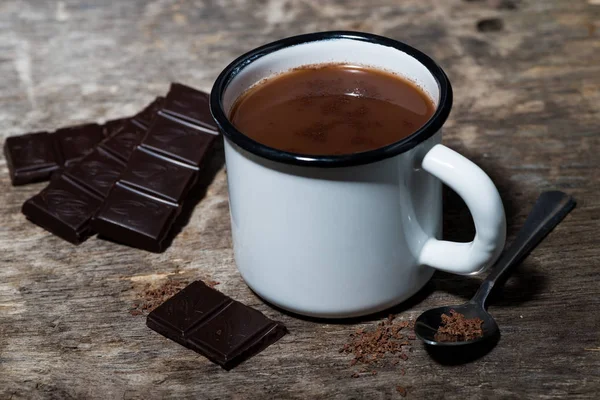 Caneca de chocolate doce quente em uma mesa de madeira — Fotografia de Stock