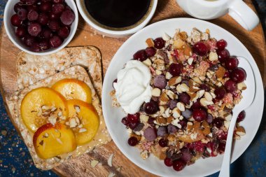 taze çilek, tost ve kahve ile ufalamak, üst görünümü closeup