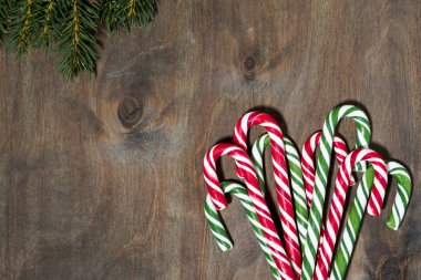 noel şeker şekerleri ve köknar dalları çeşitleri 