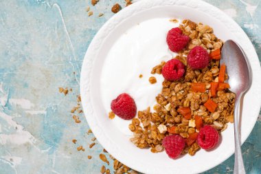 kuru kayısı, taze ahududu ve yoğurt ile granola 