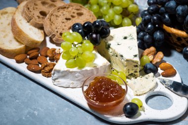 gurme peynir tabağı, taze ciabatta, üzüm ve reçel
