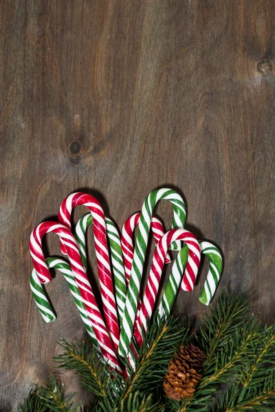 Ассортимент рождественских сахарных конфет и елочных ветвей — стоковое фото