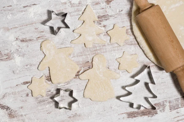 Pasta per cuocere biscotti di Natale su tavolo di legno, primo piano — Foto Stock