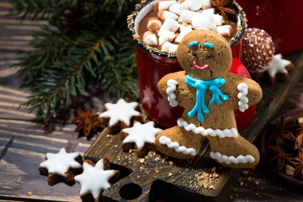 Gingerbread man cookies and hot chocolate, top view — Stock Photo, Image