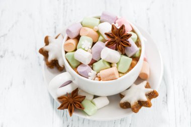 renkli marshmallow ve Noel kurabiyeleri ile kakao, üst görünümü