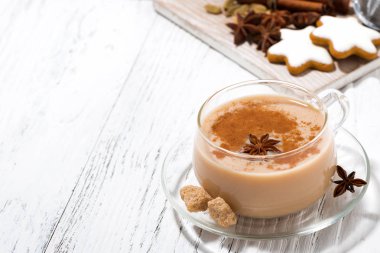 fincan sıcak baharatlı masala çay ve Noel kurabiyeleri