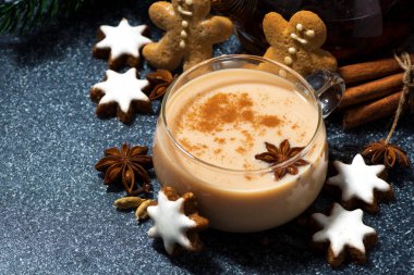bir baharatlı masala çay ve Noel kurabiyeleri, üstten görünüm