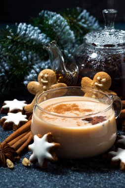 baharatlı masala çay ve Noel kurabiye fincan, dikey