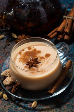 koyu bir arka plan üzerinde baharatlı masala çay, dikey