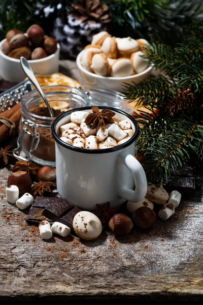 Taza de chocolate caliente con malvaviscos y dulces — Foto de Stock