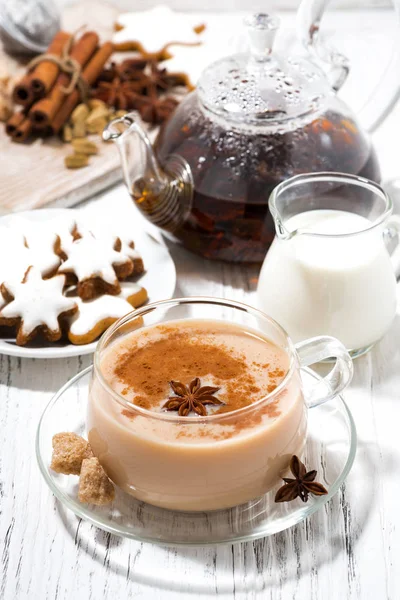 Kopp kryddig masala te och pepparkakor — Stockfoto
