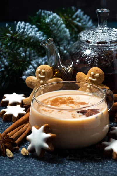 Xícara de chá picante masala e biscoitos de Natal, vertical — Fotografia de Stock