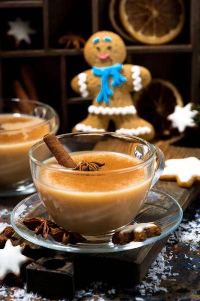 Golosinas de invierno, té masala especiado y galletas de jengibre hombre —  Fotos de Stock