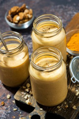 zerdeçal ile sağlıklı havuç smoothies, dikey üst görünümü