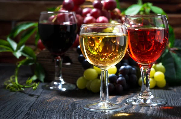 Koyu ahşap masa üzerinde şarap bardak — Stok fotoğraf