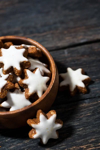 Bowl with christmas gingerbread cookie on a wooden table — Stock Photo, Image