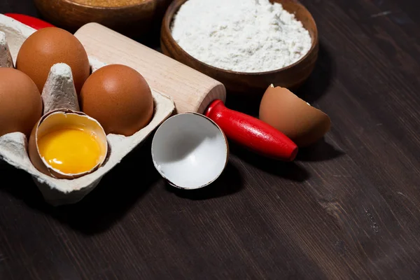 Taze yumurta paketleme ve pişirme malzemeleri, üst görünüm. — Stok fotoğraf