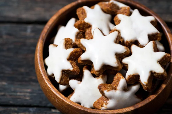 Tigela com biscoito de gengibre de Natal em uma mesa de madeira — Fotografia de Stock