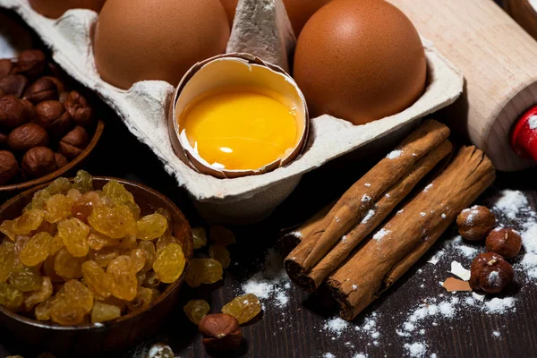 Oeufs frais et ingrédients de cuisson, gros plan — Photo