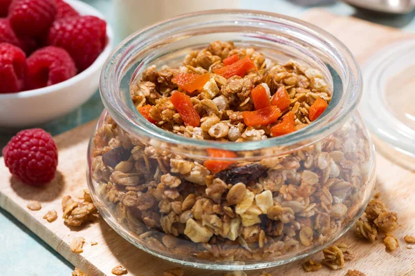 Zelfgemaakte granola met gedroogde abrikozen en noten, close-up — Stockfoto