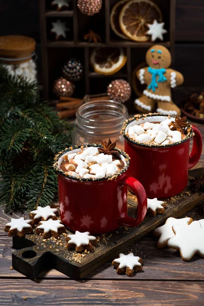 Bebida de inverno aconchegante chocolate quente em um fundo de madeira, vertical — Fotografia de Stock