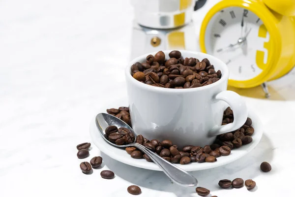 Taza de granos de café, fotografía conceptual — Foto de Stock