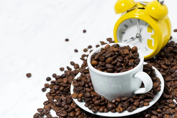 Taza con granos de café y un despertador, fotografía conceptual — Foto de Stock