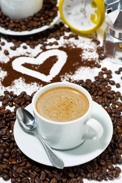 Tazza di sveglia espresso e chicchi di caffè — Foto Stock