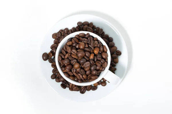 Taza con granos de café sobre fondo blanco, vista superior — Foto de Stock