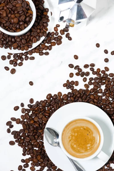 Xícara de café expresso, fotografia conceitual em uma mesa branca, vertical — Fotografia de Stock