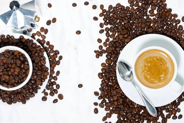 Xícara de café expresso, fotografia conceitual em uma mesa branca — Fotografia de Stock