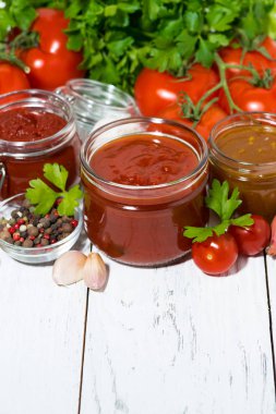 Beyaz arka planda domates sosu ve malzeme çeşitleri