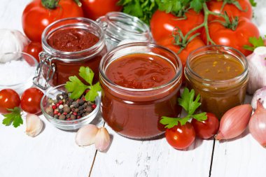 Beyaz arka planda domates sosu ve malzeme çeşitleri